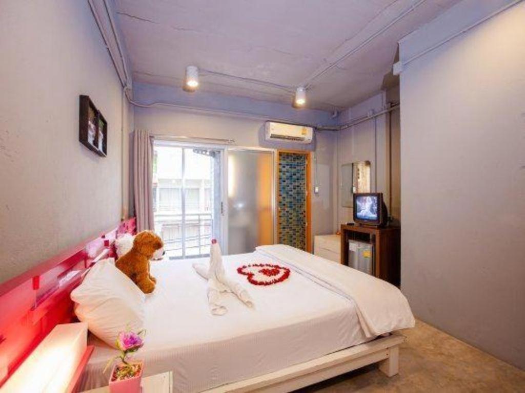 Oyo 292 The Oddy Hip Hotel Patong Exterior foto