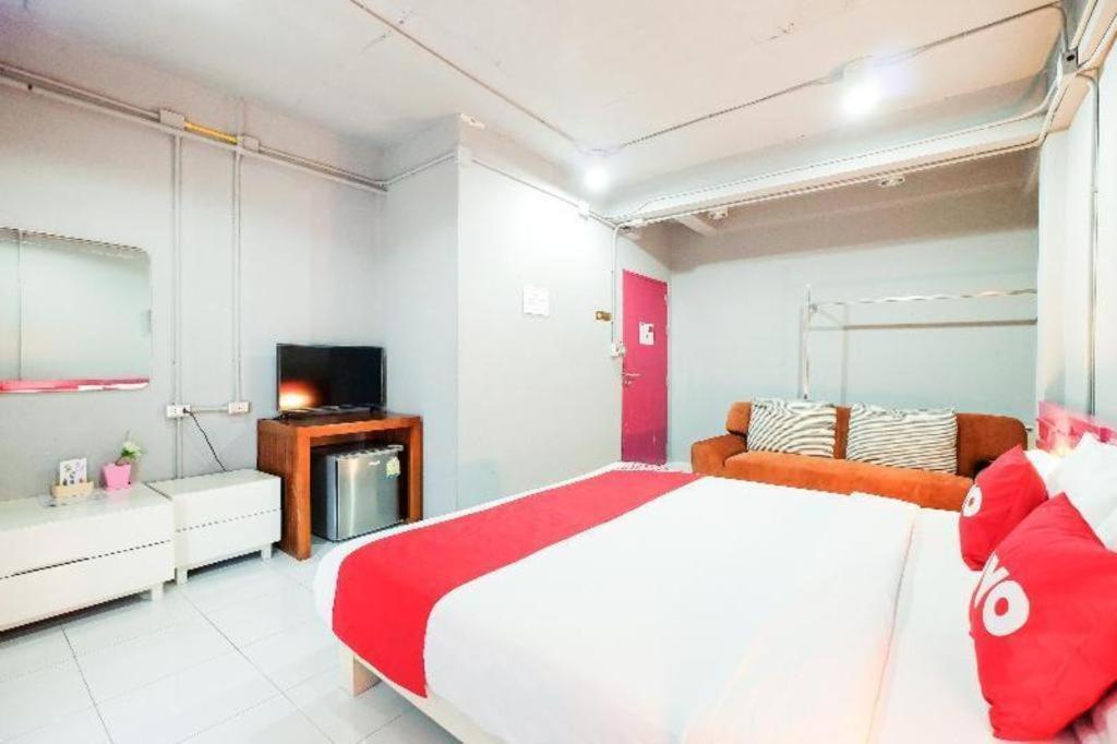 Oyo 292 The Oddy Hip Hotel Patong Exterior foto
