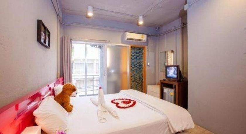 Oyo 292 The Oddy Hip Hotel Patong Exterior foto